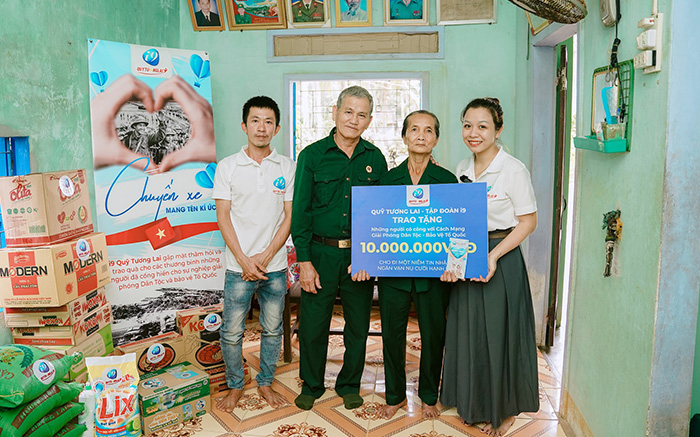 Hình ảnh giới thiệu 8us game, nền tảng cá cược trực tuyến hàng đầu với các trò chơi đa dạng và khuyến mãi hấp dẫn, màu xanh đậm và vàng sang trọng, phong cách chuyên nghiệp.