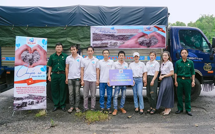 Hình ảnh minh họa hệ thống thanh toán nhanh chóng và dịch vụ hỗ trợ khách hàng 24/7 của 8us game, với biểu tượng giao dịch an toàn và đội ngũ hỗ trợ, tông màu xanh đậm và vàng.